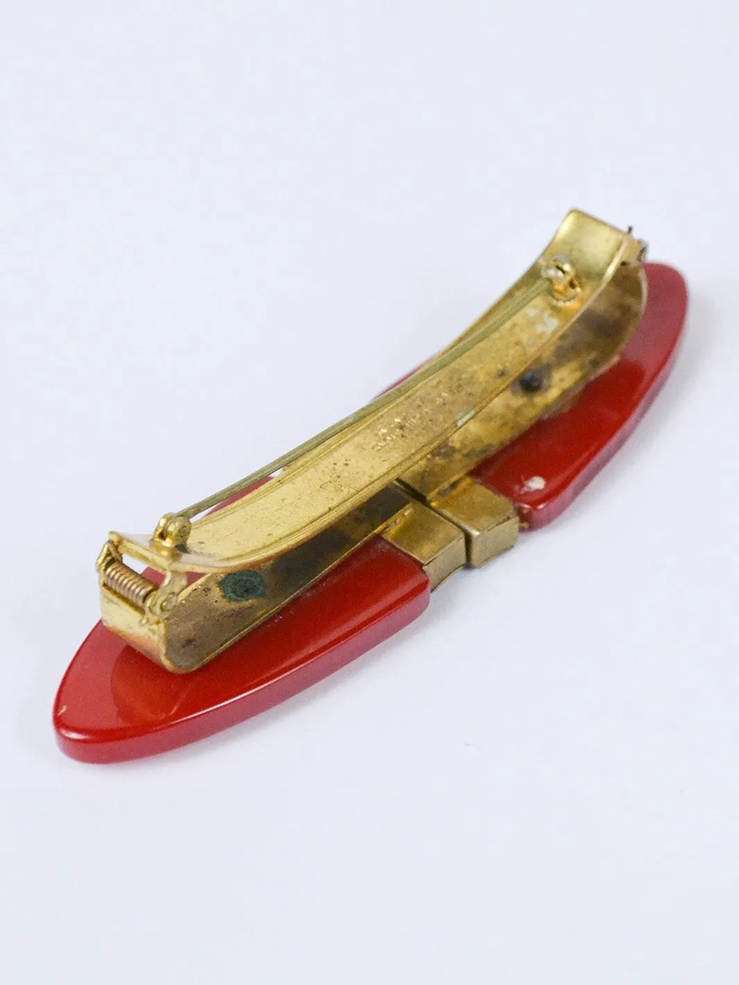 1980s brooch in red plastic and metal with marittime theme